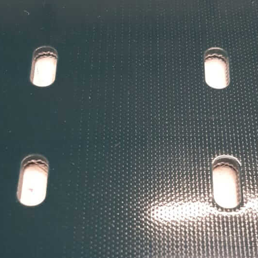 Slotted holes measuring 16 x 7mm. Banda con agujero coliso