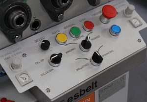 detalle-guias-cizalla 450x650 Esbelt Automatic Slitter- Central control panel.