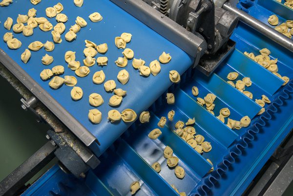 Banda azul con bordes de contención y perfiles
